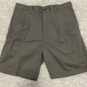 Men's size 34 waist duck head Gray khaki Shorts NWT classic pleated wrinkle free